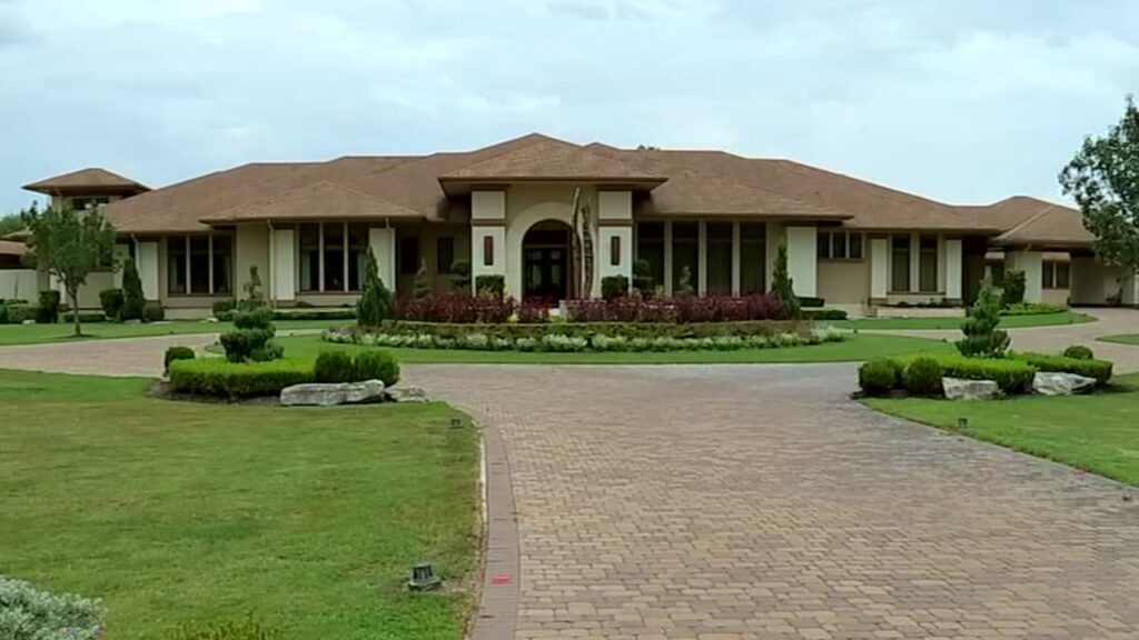 2676200 112017ktrkwhartonfamilycompoundfamilyimg17240906